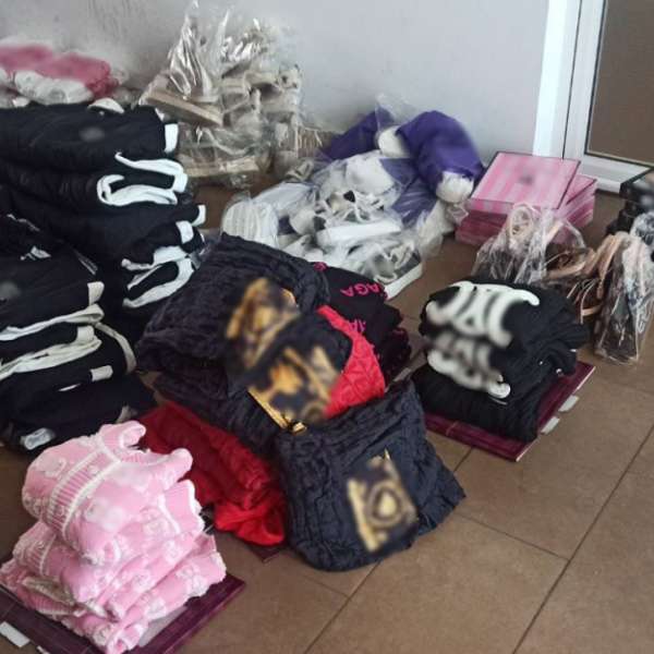 Articole vestimentare și încălțăminte susceptibile a fi contrafăcute, în valoare de aproximativ 640.000 de lei, confiscate de către poliţiştii de frontieră la Mangalia
