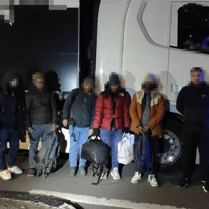 Cinci cetățeni străini ascunși într-un automarfar și cu vize expirate, depistați de polițiștii de frontieră