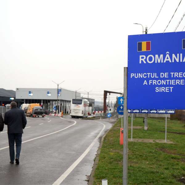 Tânăr cu permis de conducere fals, depistat în PTF Siret