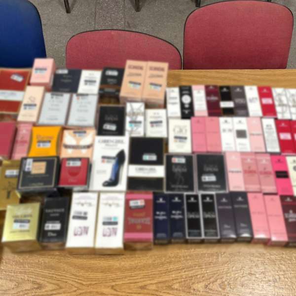 Parfumuri și articole vestimentare susceptibile a fi contrafăcute, în valoare de aproximativ 9.400 lei, descoperite de polițiștii de frontieră