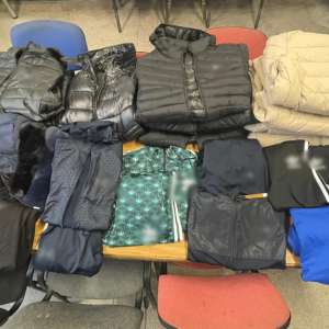 Parfumuri și articole vestimentare susceptibile a fi contrafăcute, în valoare de aproximativ 9.400 lei, descoperite de polițiștii de frontieră