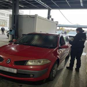 Depistat la controlul de frontieră, la volan, deşi nu avea acest drept