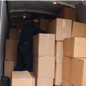 Șofer arestat preventiv după ce polițiștii de frontieră au descoperit 430.000 de țigarete într-un microbuz la Calafat