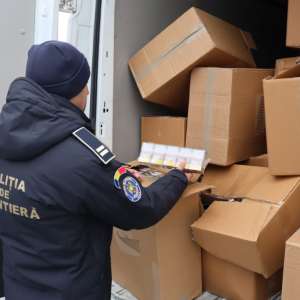 Șofer arestat preventiv după ce polițiștii de frontieră au descoperit 430.000 de țigarete într-un microbuz la Calafat