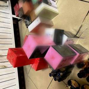 Bunuri, în valoare de 450.000 de lei, toate purtând însemnele unor branduri de lux şi care prezentau suspiciuni de contrafacere, descoperite la Sculeni   