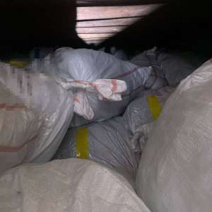 Treisprezece tone de materiale textile susceptibile a fi contrafăcute, în valoare de jumătate de milion de lei, confiscate de poliţiştii de frontieră