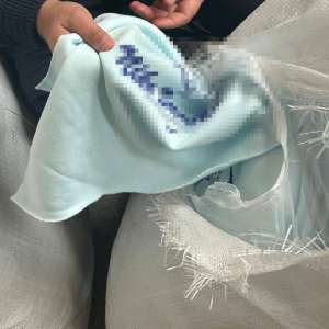 Treisprezece tone de materiale textile susceptibile a fi contrafăcute, în valoare de jumătate de milion de lei, confiscate de poliţiştii de frontieră