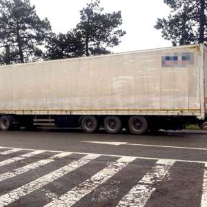 Treisprezece tone de materiale textile susceptibile a fi contrafăcute, în valoare de jumătate de milion de lei, confiscate de poliţiştii de frontieră