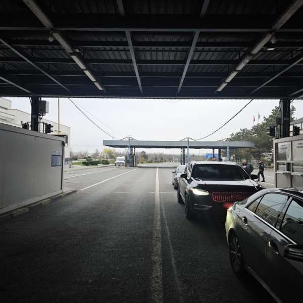 Două vehicule radiate din circulație, descoperite într-un sfert de oră la controlul de frontieră