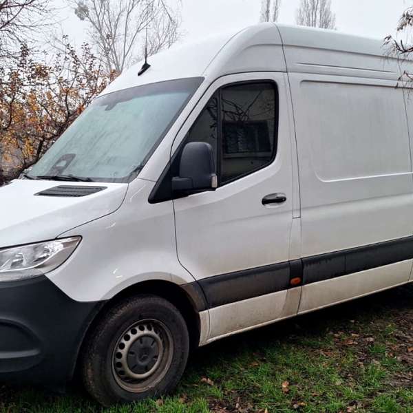 Microbuz furat din Spania, descoperit în trafic de către polițiștii de frontieră hușeni