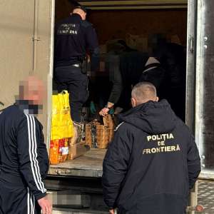 „Surprize” la control: alcool în valoare de aproximativ 6.000 de lei descoperit în bagaje