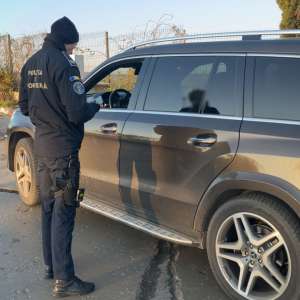 Permis doar pe telefon: cetățean prins la volan fără drept de conducere