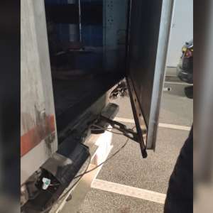 Cincisprezece cetățeni străini din Maroc, depistați ascunși într-un automarfar cu materiale feroase