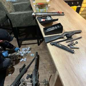 Percheziții domiciliare pentru trafic de droguri de risc şi de mare risc - trei inculpați reținuți