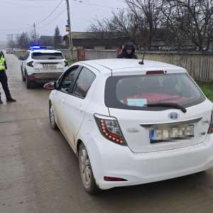 Cetățean roman cercetat pentru trafic de migranți. Patru cetățeni străini depistați în autoturismul pe care îl conducea