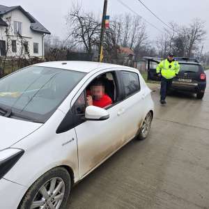 Cetățean roman cercetat pentru trafic de migranți. Patru cetățeni străini depistați în autoturismul pe care îl conducea