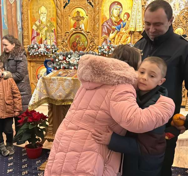 Copiii polițiștilor de frontieră suceveni au dus bucuria sărbătorilor la Așezăm&acirc;ntul Sf&acirc;ntul Ierarh Leontie din Rădăuți