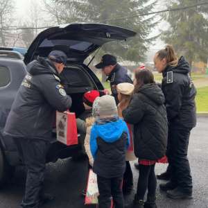 Copiii polițiștilor de frontieră suceveni au dus bucuria sărbătorilor la Așezământul Sfântul Ierarh Leontie din Rădăuți