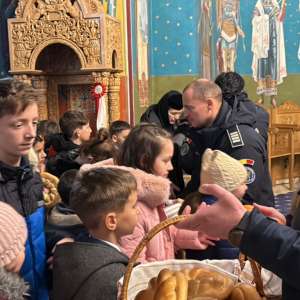 Copiii polițiștilor de frontieră suceveni au dus bucuria sărbătorilor la Așezământul Sfântul Ierarh Leontie din Rădăuți
