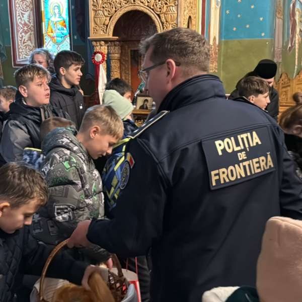 Copiii polițiștilor de frontieră suceveni au dus bucuria sărbătorilor la Așezăm&acirc;ntul Sf&acirc;ntul Ierarh Leontie din Rădăuți
