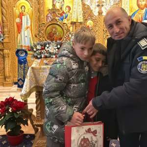 Copiii polițiștilor de frontieră suceveni au dus bucuria sărbătorilor la Așezământul Sfântul Ierarh Leontie din Rădăuți
