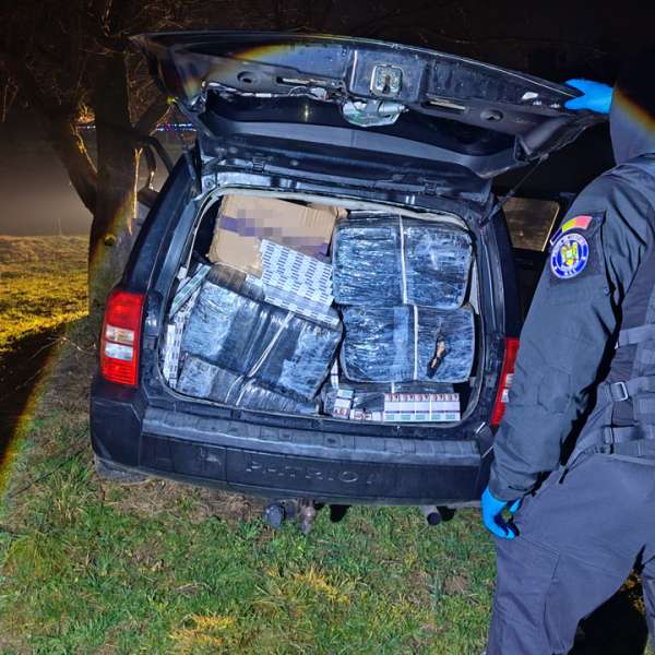 Aproximativ 19.000 de pachete cu țigări, &icirc;n valoare de peste 366.000 de lei, descoperite &icirc;ntr-un autovehicul de către poliţiştii de frontieră