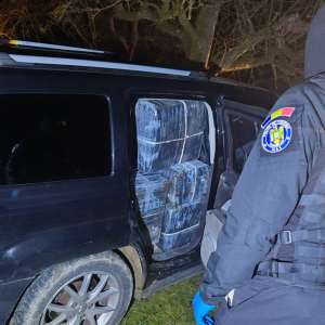 Aproximativ 19.000 de pachete cu țigări, în valoare de peste 366.000 de lei, descoperite într-un autovehicul de către poliţiştii de frontieră