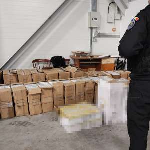 Aproximativ 19.000 de pachete cu țigări, în valoare de peste 366.000 de lei, descoperite într-un autovehicul de către poliţiştii de frontieră