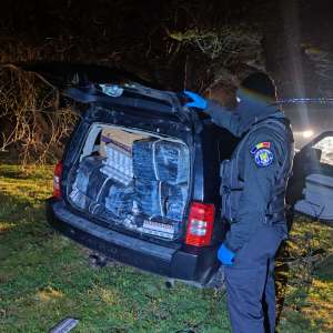 Aproximativ 19.000 de pachete cu țigări, în valoare de peste 366.000 de lei, descoperite într-un autovehicul de către poliţiştii de frontieră