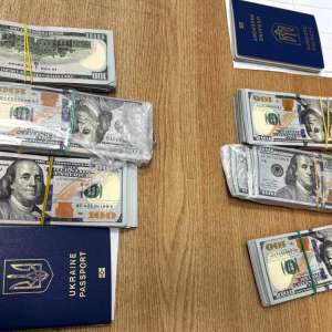 60.000 de dolari ascunși în încălțămintea a două femei,  descoperiți la PTF Siret