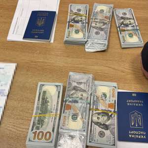 60.000 de dolari ascunși în încălțămintea a două femei,  descoperiți la PTF Siret