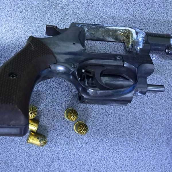 Revolver descoperit ascuns &icirc;n peretele lateral al unui microbuz