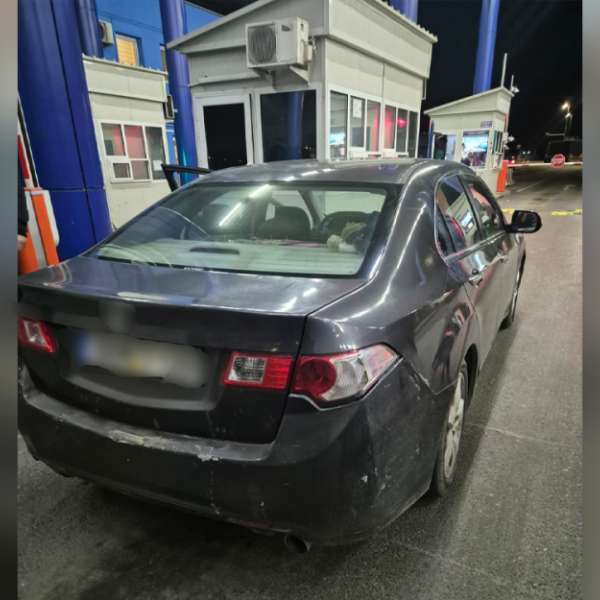 Cinci cetățeni străini fără documente valabile, depistați de polițiștii de frontieră din Dolj &icirc;ntr-un  autoturism căutat de autoritățile din Grecia