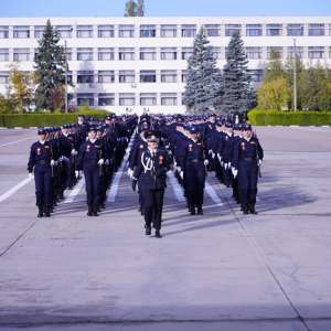 De la vis la uniformă