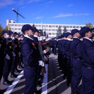 De la vis la uniformă