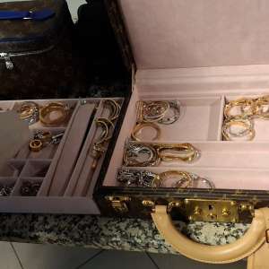 Bijuterii, ceasuri și sume de bani, în valoare totală de 3 milioane euro, descoperite ascunse în bagajele unor cetățeni români, la Aeroportul Henri Coandă