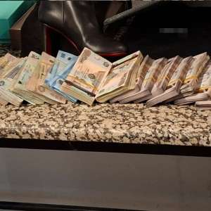 Bijuterii, ceasuri și sume de bani, în valoare totală de 3 milioane euro, descoperite ascunse în bagajele unor cetățeni români, la Aeroportul Henri Coandă