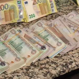 Bijuterii, ceasuri și sume de bani, în valoare totală de 3 milioane euro, descoperite ascunse în bagajele unor cetățeni români, la Aeroportul Henri Coandă