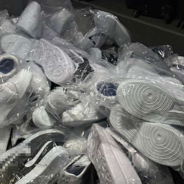 Articole vestimentare, &icirc;ncălțăminte și parfumuri susceptibile a fi contrafăcute, &icirc;n valoare de peste 100.000 de lei, confiscate de către poliţiştii de frontieră constănțeni