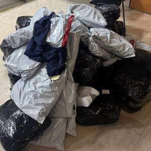 Articole vestimentare, încălțăminte și articole de marochinărie susceptibile a fi contrafăcute, în valoare de peste 63.000 de lei, confiscate de către poliţiştii de frontieră la Mangalia