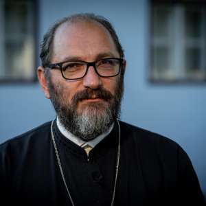 Crăciunul – lumină, împăcare și vindecarea dezbinării dintre oameni. Dialog cu părintele Necula despre pace, familie și vindecarea rupturilor dintre oameni.