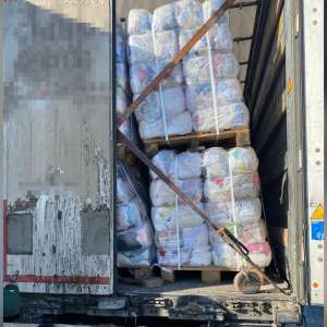 Peste 16 tone de deşeuri textile, oprite la intrarea în ţară la Punctul de Trecere a Frontierei Siret