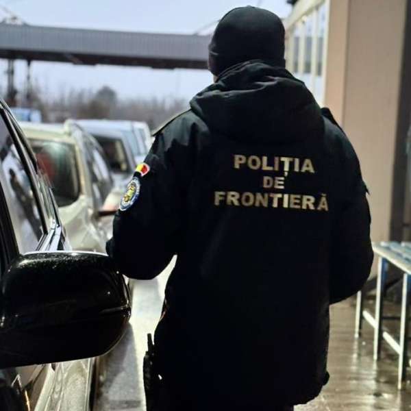 Doi cetățeni moldoveni cercetați penal pentru deținere de documente false