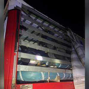 Zece migranți descoperiți de polițiștii de frontieră doljeni într-un autocamion cu profile metalice