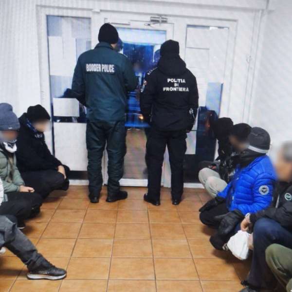 Zece migranți descoperiți de polițiștii de frontieră doljeni într-un autocamion cu profile metalice