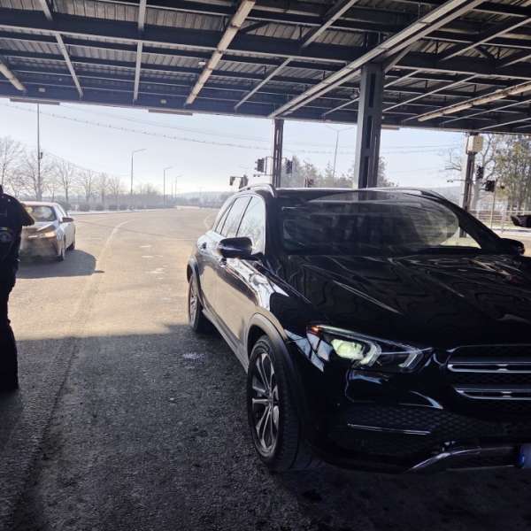 Carte de identitate falsă ascunsă &icirc;ntr-o pernă, descoperită la controlul de frontieră