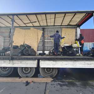 Trei autoturisme furate și dezmembrate, în valoare de aproximativ 320.000 de euro, descoperite de polițiștii de frontieră în Portul Constanța