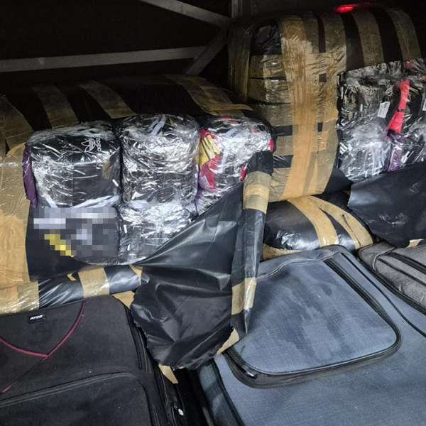 Bunuri contrafăcute evaluate la peste 1.270.000 de lei, oprite de la comercializare de polițiștii de frontieră giurgiuveni