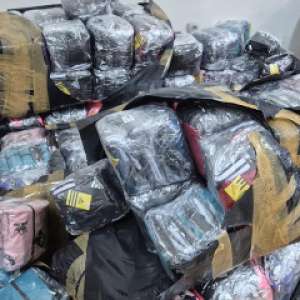 Bunuri contrafăcute evaluate la peste 1.270.000 de lei, oprite de la comercializare de polițiștii de frontieră giurgiuveni