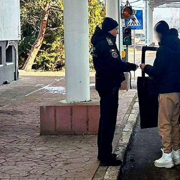 S-a prezentat la controlul de frontieră conduc&acirc;nd un ansamblu rutier, deşi permisul de conducere deţinut nu &icirc;i conferea acest drept